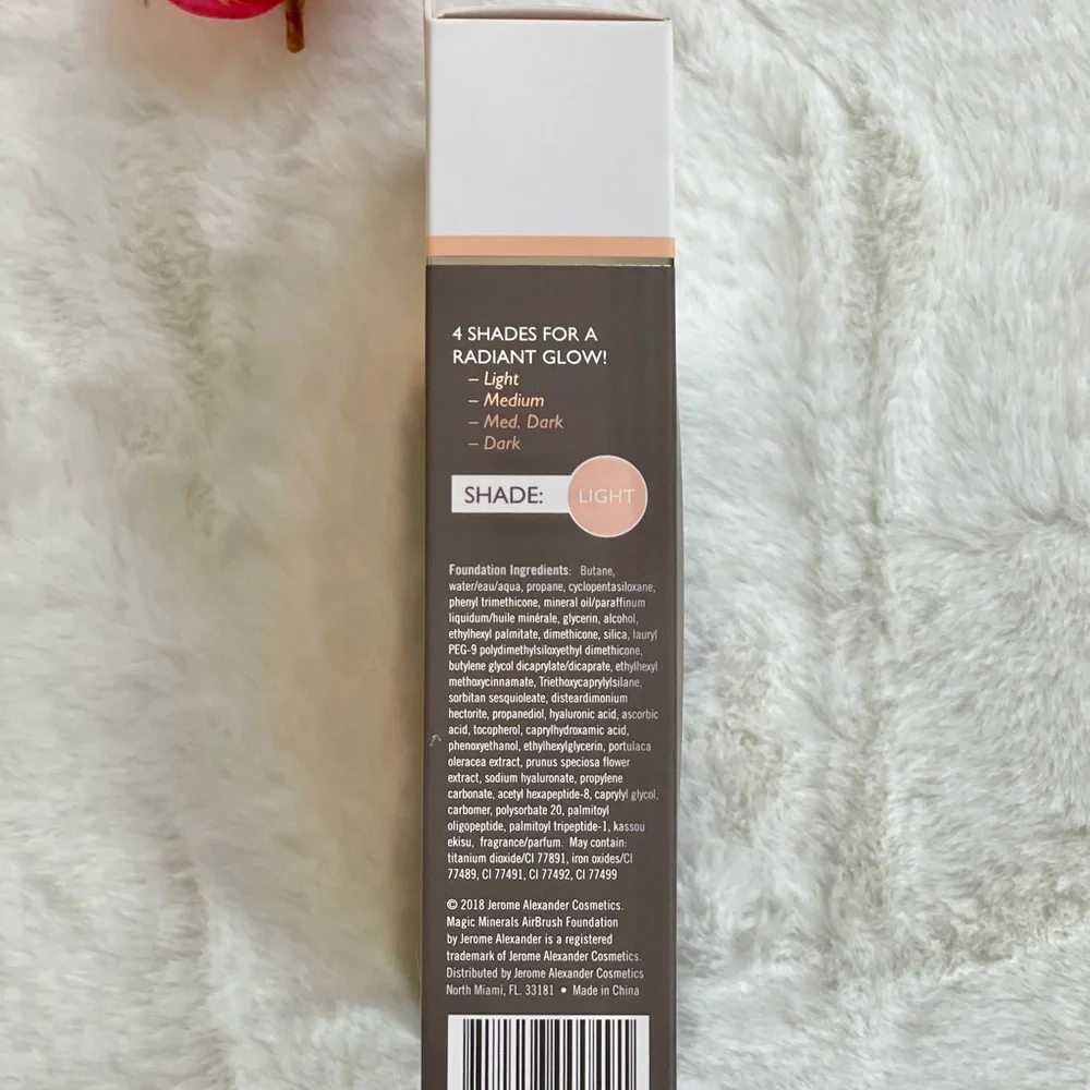 New with tags MAGIC MINERAL AIRBRUSH FOUNDATION With Kabuki Brush to buff, blend